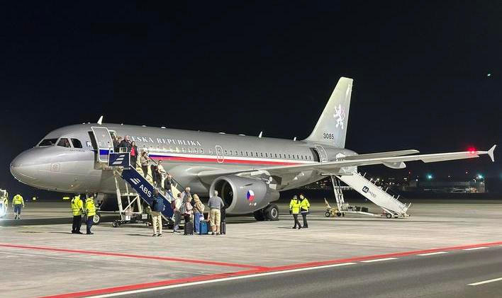 Repatriační let s českými občany.