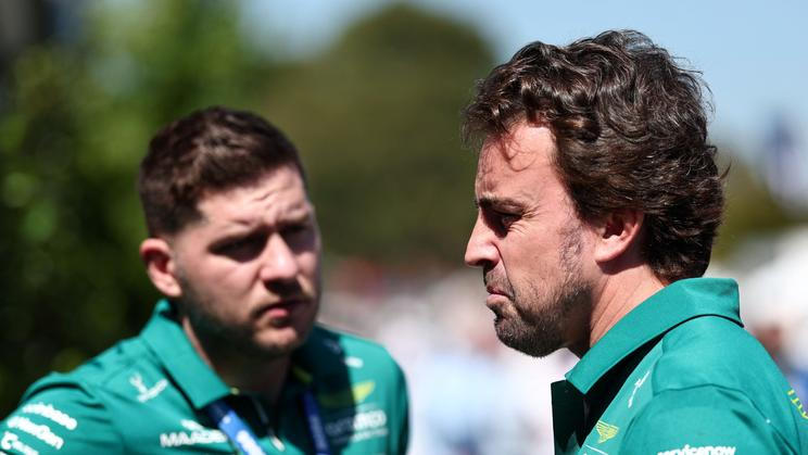 Vpravo zachmuřený Fernando Alonso, pilot stáje F1 Aston Martin