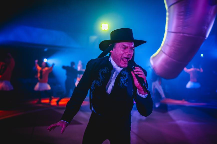 Všichni jsme zvířata. Opulentní show se 40 umělci Human Zoo uhrane a křičí