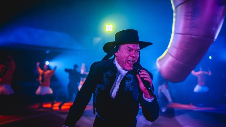 Představení Human Zoo – Gospelová Anarchie, které je na míru ušité specifickému prostoru Nové spirály, režíroval Viktor Tauš. Na snímku Matěj Ruppert.