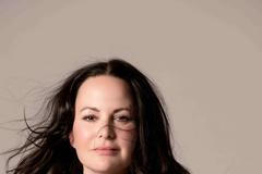 Herečka a zpěvačka Jitka Čvančarová vydává svůj první singl s názvem Přítelkyně noc.