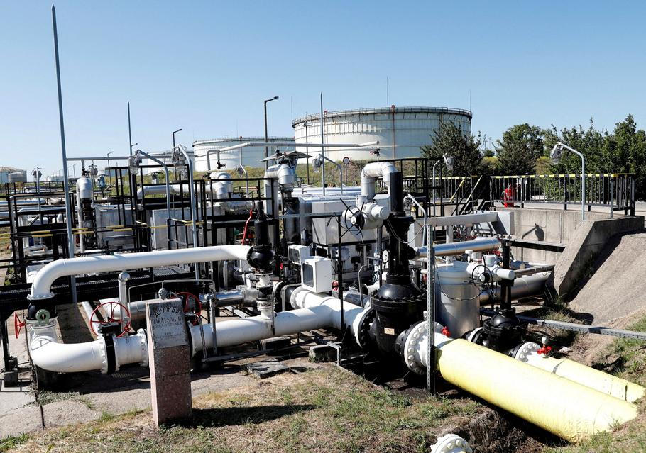 FILE PHOTO: FILE PHOTO: The Druzhba oil pipeline between Hungary and Russia is seen at the Hungarian MOL Group's Danube Refinery in Szazhalombatta