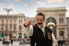 Jiří Langmajer v roli hokejového trenéra Hrouzka ve filmu Lajna - Konečně film!