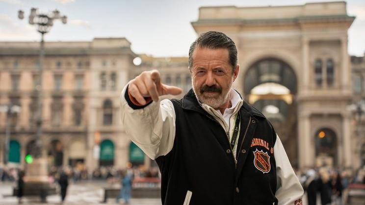 Jiří Langmajer v roli hokejového trenéra Hrouzka ve filmu Lajna - Konečně film!