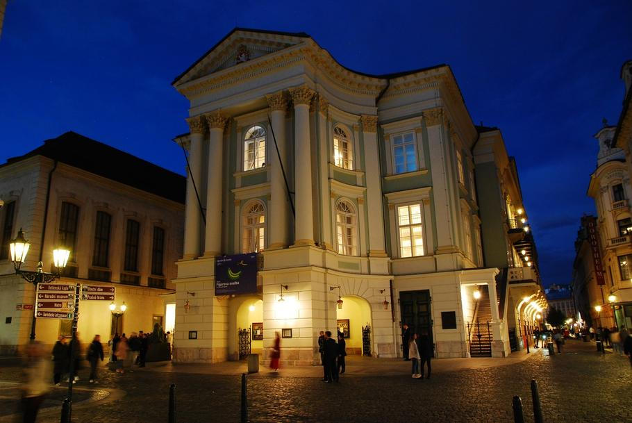Stavovské divadlo se pro filmové fanoušky z celého světa stalo téměř poutním místem. Stavovské divadlo, Karolinum, Ovocný trh, večer, večerní osvětlení, Staré Město, Praha