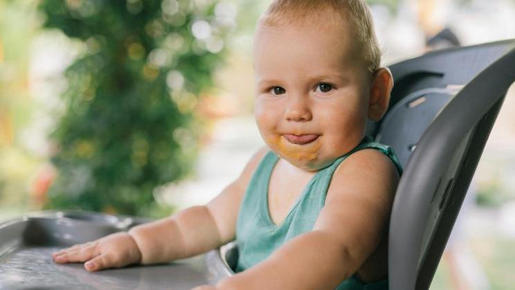 Sociální sítě v posledních měsících zaplavila zvláštní podívaná: miminka žužlající kostky másla.