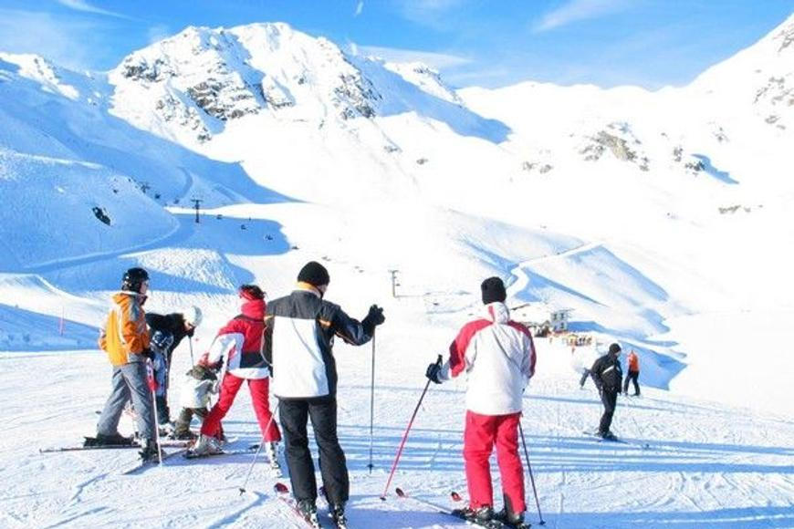 Český lyžař v Rakousku se zranil při srážce, vrtulník ho přepravil do nemocnice