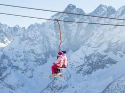 Na populárním lyžařském středisku Big Bear Mountain Resort v Kalifornii byla natočena velmi dramatická situace, když 21letá lyžařka visela ze sedačkové lanovky vysoko nad zemí