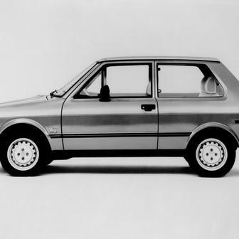 Ani jeden motor nebyl kdovíjak silný, což bylo terčem bohaté kritiky. Yugo se nabízelo v několika výbavách, nicméně žádná neodpovídala americkým standardům.