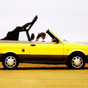 Vedle hatchbacku se později přidal i kabriolet s plátěnou střechou. Oba stály na základech Fiatu 127.