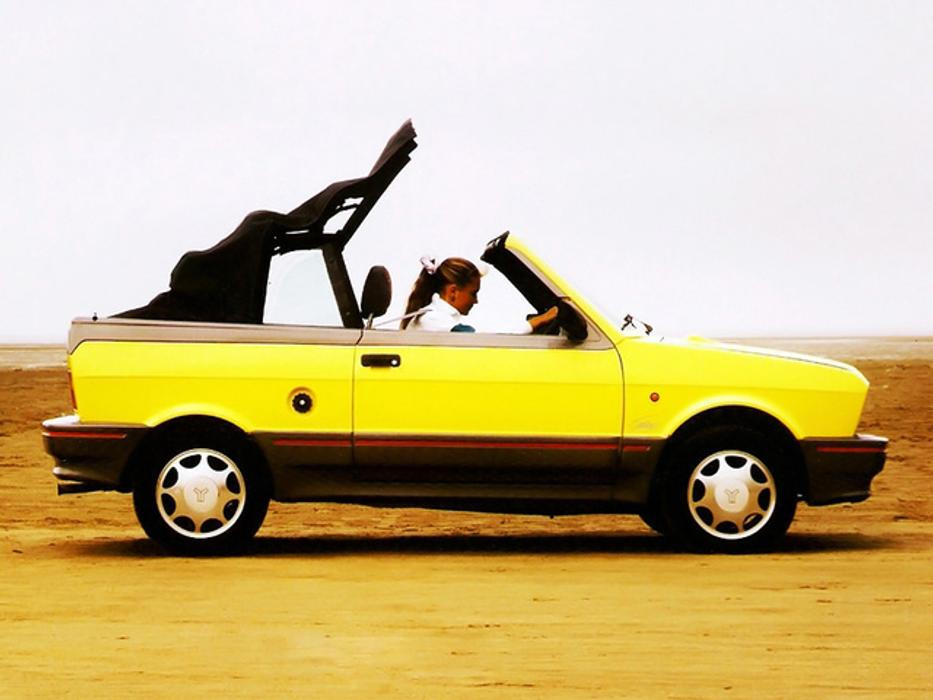 Vedle hatchbacku se později přidal i kabriolet s plátěnou střechou. Oba stály na základech Fiatu 127.