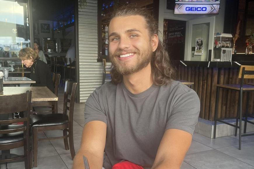 Příliš hezký na špinavou práci? Vůbec. Fešák ukazuje hrůzné domy plné švábů i moči