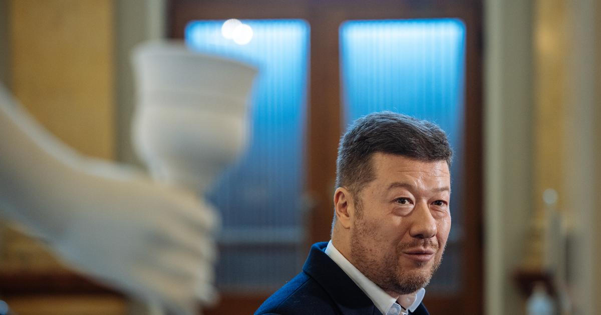 „Mám, ale zatím neukážu.“ Okamura u výtahu kličkoval ohledně televizních poplatků