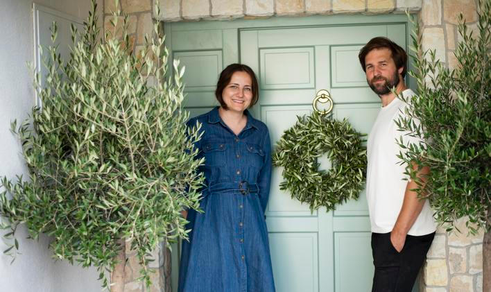 Manželé Daniela a Milan Sodomovi u vstupních dveří do svého nového domova ve Lhotě pod Džbánem.