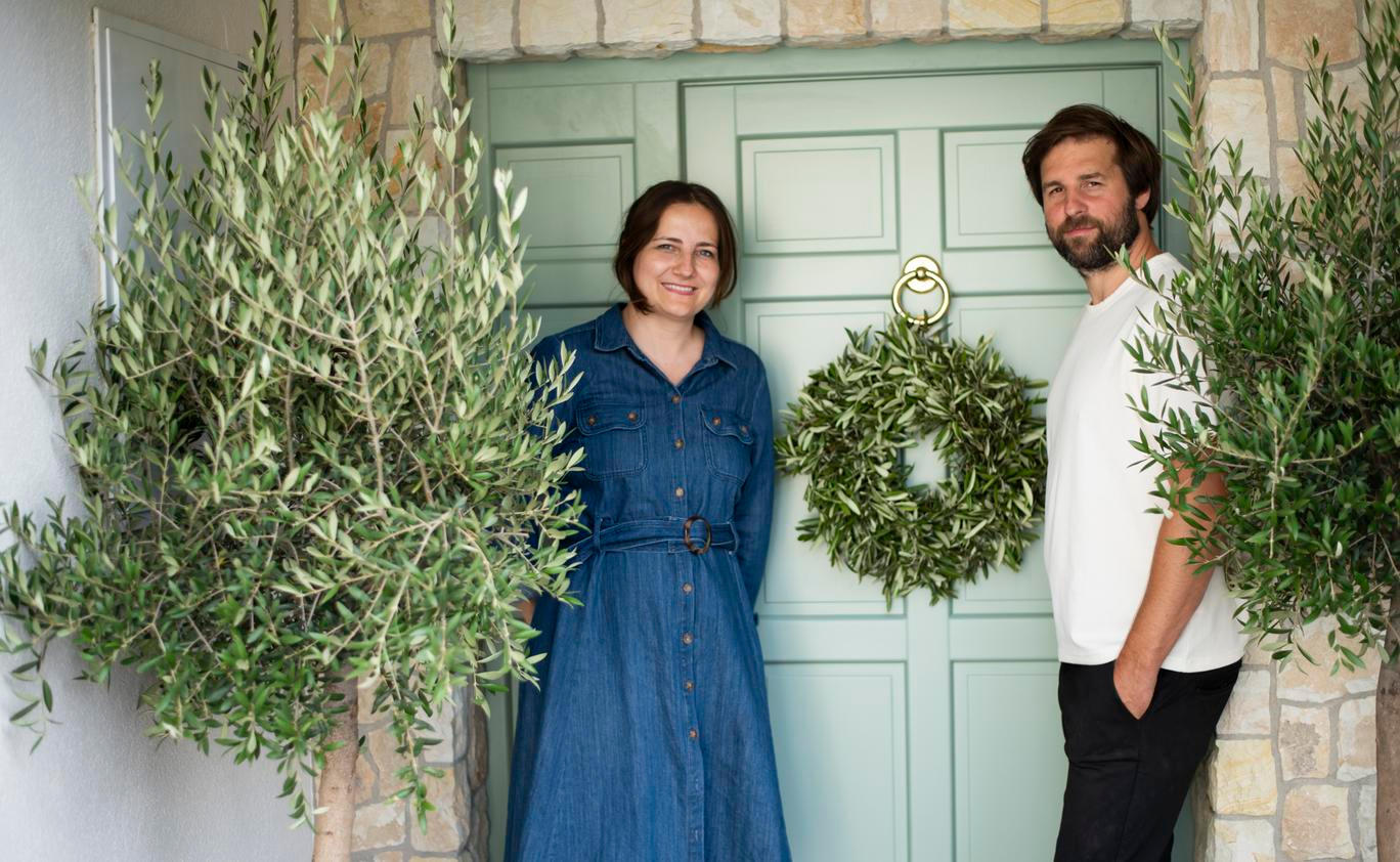 Manželé Daniela a Milan Sodomovi u vstupních dveří do svého nového domova ve Lhotě pod Džbánem.