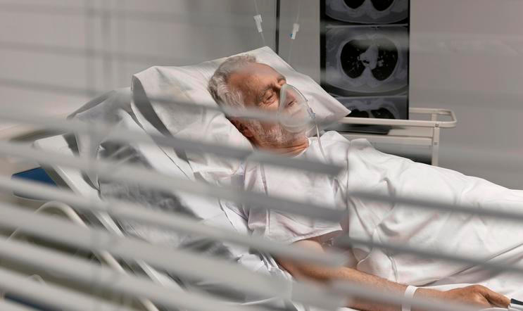 Mezi nejztrátovější výkony patří například sepse, anémie nebo srdeční selhání. „Což jsou ale zároveň věci, které řeší malé okresní a krajské nemocnice nejčastěji,“ říká šéf Asociace českých a moravských nemocnic Michal Čarvaš.