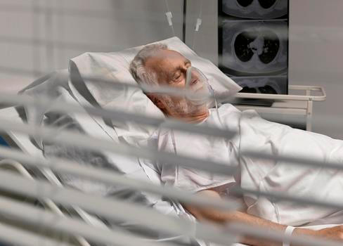 Mezi nejztrátovější výkony patří například sepse, anémie nebo srdeční selhání. „Což jsou ale zároveň věci, které řeší malé okresní a krajské nemocnice nejčastěji,“ říká šéf Asociace českých a moravských nemocnic Michal Čarvaš.