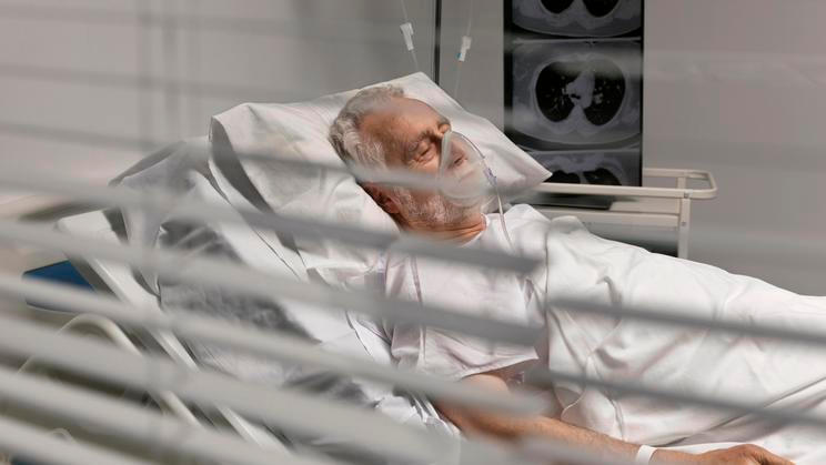 Mezi nejztrátovější výkony patří například sepse, anémie nebo srdeční selhání. „Což jsou ale zároveň věci, které řeší malé okresní a krajské nemocnice nejčastěji,“ říká šéf Asociace českých a moravských nemocnic Michal Čarvaš.