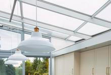 Původní chladné kovové sloupy nechal pár obložit dřevem. Prostor se tím okamžitě proteplil a zjemnil.