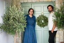 Manželé Daniela a Milan Sodomovi u vstupních dveří do svého nového domova ve Lhotě pod Džbánem.