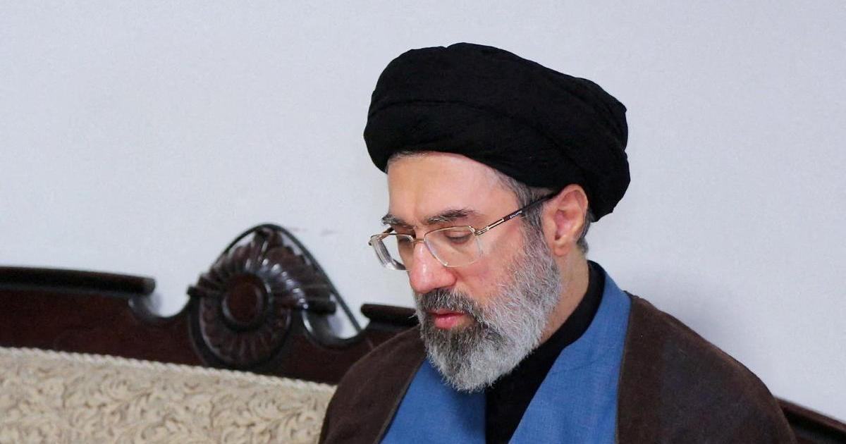 „Moc skrytá za hábitem“. Kdo je nový duchovní vůdce Íránu?