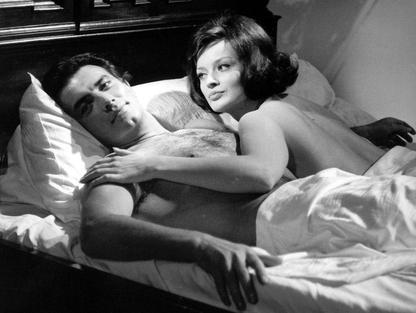 Pierre Brice s herečkou Janou Brejchovou ve filmu "Výstřely v tříčtvrtečním taktu" z roku 1965.