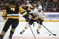 Pavel Zacha v zápase Bostonu na ledě Pittsburghu