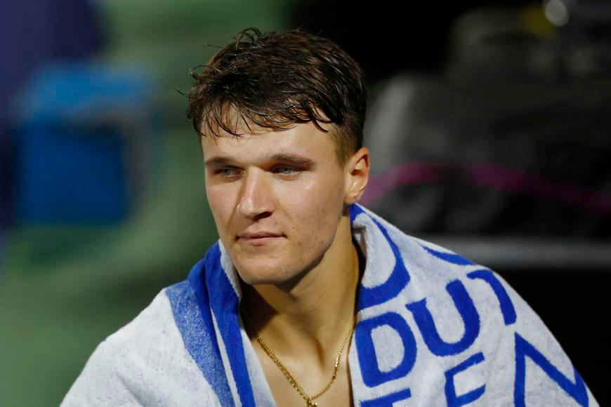 Menšík naštval soupeře, mluví se o mezeře v pravidlech. Podle Španělů dělal, že umírá