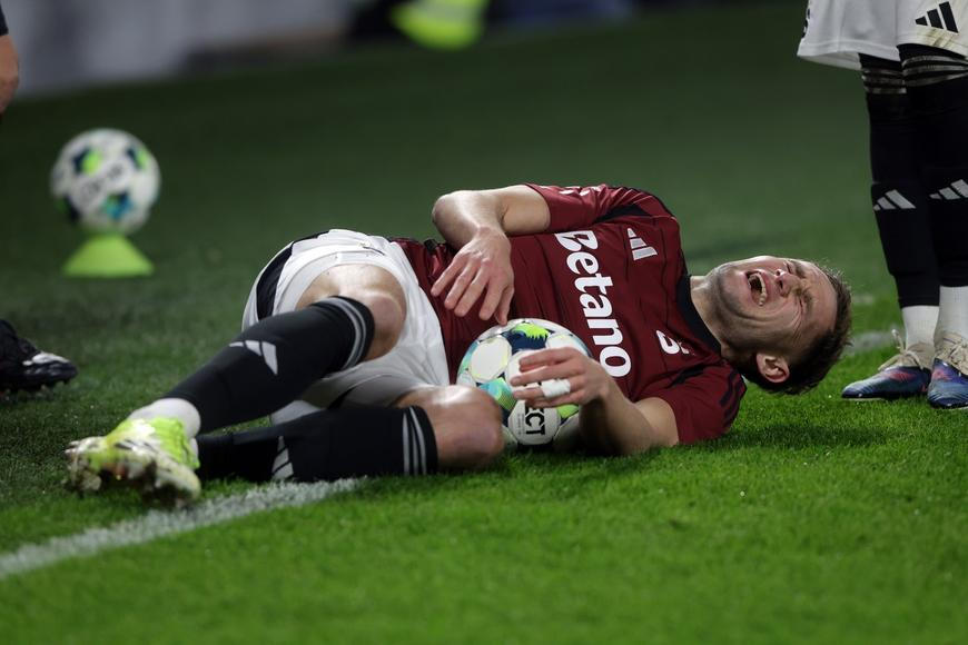 Incident v derby, terapeut Slavie nakopl v tunelu Kuchtu. Za hranou, říká Sparta