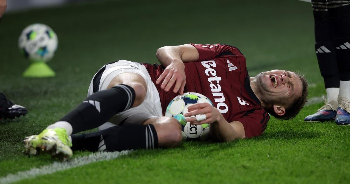 Incident v derby, terapeut Slavie nakopl v tunelu Kuchtu. Za hranou, říká Sparta