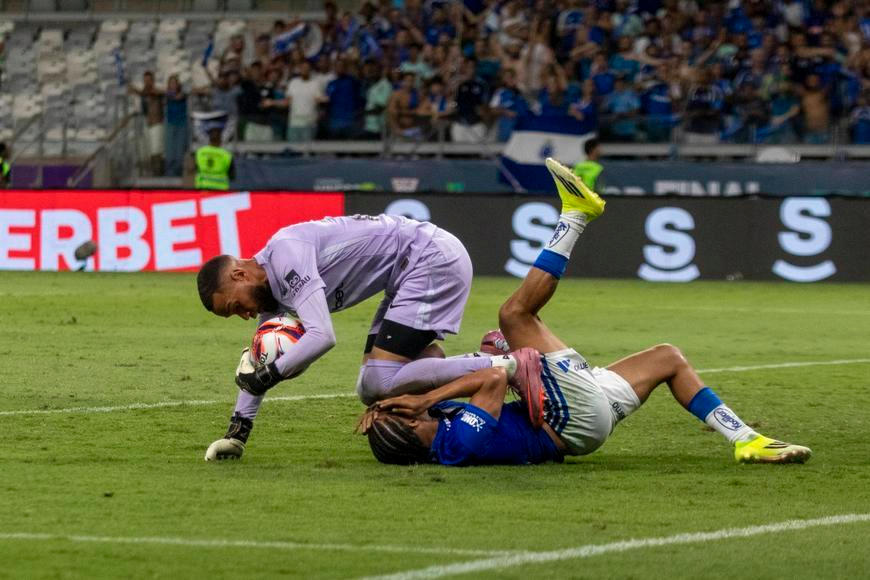 23 červených karet, rval se i Preciado. Brankář zaklekl soupeři hlavu