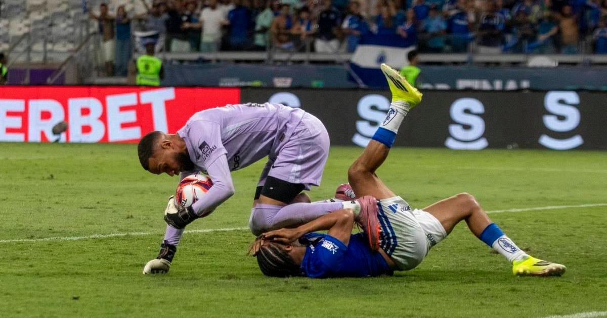 23 červených karet, rval se i Preciado. Brankář zaklekl soupeři hlavu