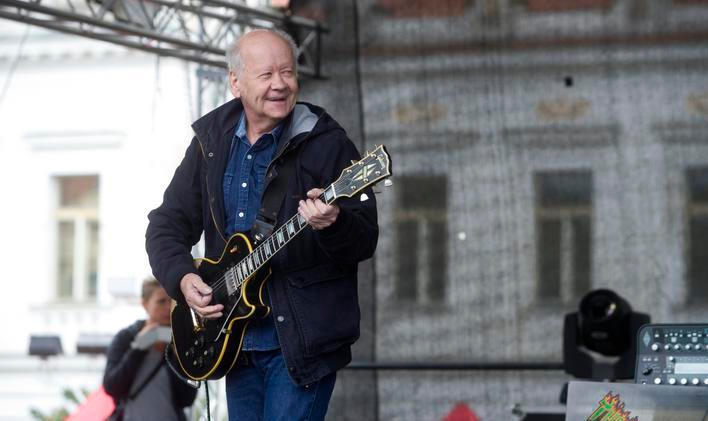 Skladatel, kytarista a producent Radim Hladík se narodil 13. prosince 1946 v Praze a zemřel 4. prosince 2016 ve věku 69 let.