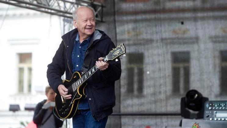 Skladatel, kytarista a producent Radim Hladík se narodil 13. prosince 1946 v Praze a zemřel 4. prosince 2016 ve věku 69 let. 