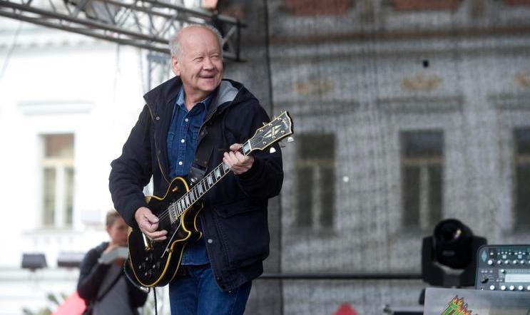 Skladatel, kytarista a producent Radim Hladík se narodil 13. prosince 1946 v Praze a zemřel 4. prosince 2016 ve věku 69 let.