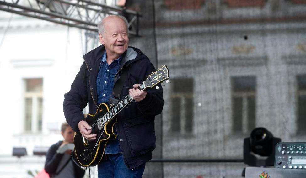 Skladatel, kytarista a producent Radim Hladík se narodil 13. prosince 1946 v Praze a zemřel 4. prosince 2016 ve věku 69 let.