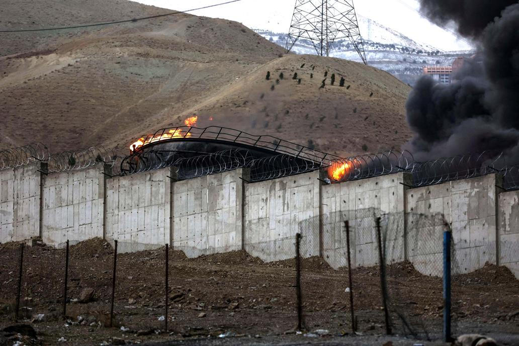 Barel ropy nad 100 dolarů. Trump: „Malá cena za světový mír“