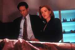 David Duchovny a Gillian Andersonová jako dvojice agentů vyšetřujících nevysvětlitelné záhady ve 4. řadě sci-fi seriálu Akta X (1996).