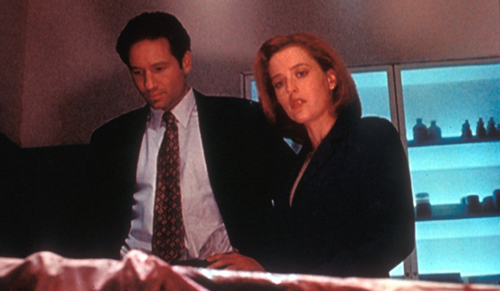 David Duchovny a Gillian Andersonová jako dvojice agentů vyšetřujících nevysvětlitelné záhady ve 4. řadě sci-fi seriálu Akta X (1996).
