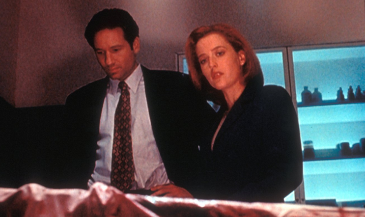 David Duchovny a Gillian Andersonová jako dvojice agentů vyšetřujících nevysvětlitelné záhady ve 4. řadě sci-fi seriálu Akta X (1996).