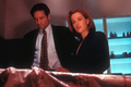 David Duchovny a Gillian Andersonová jako dvojice agentů vyšetřujících nevysvětlitelné záhady ve 4. řadě sci-fi seriálu Akta X (1996).