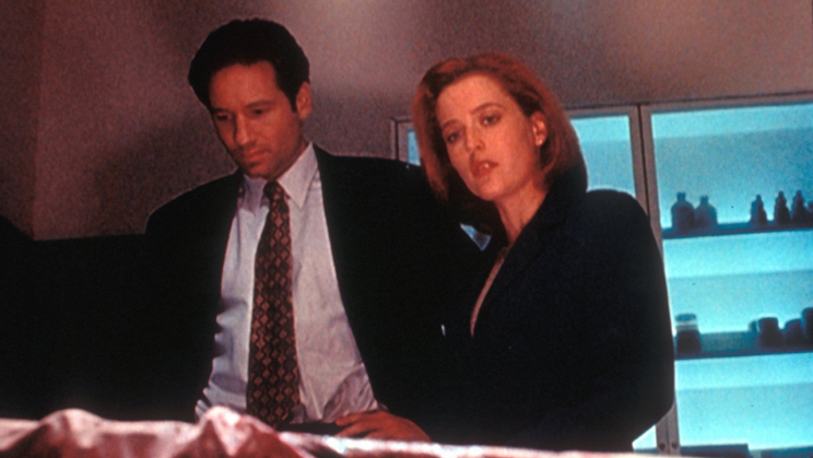 David Duchovny a Gillian Andersonová jako dvojice agentů vyšetřujících nevysvětlitelné záhady ve 4. řadě sci-fi seriálu Akta X (1996).
