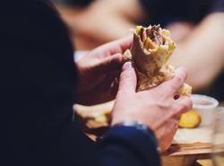 Domácí pečený kebab je momentálně jedním z nejzkoušenějších receptů na sociálních sítích.
