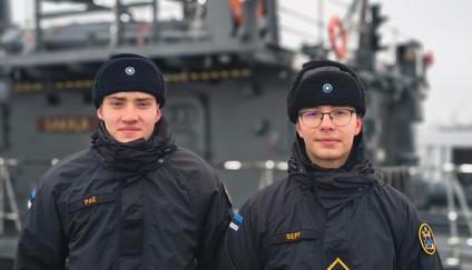 Námořník Sepp a námořník Pae pózují před minolovkou EML Sakala, kterou Estonci v roce 2005 koupili od britského Královského námořnictva. Tallinn, 27. února 2026.