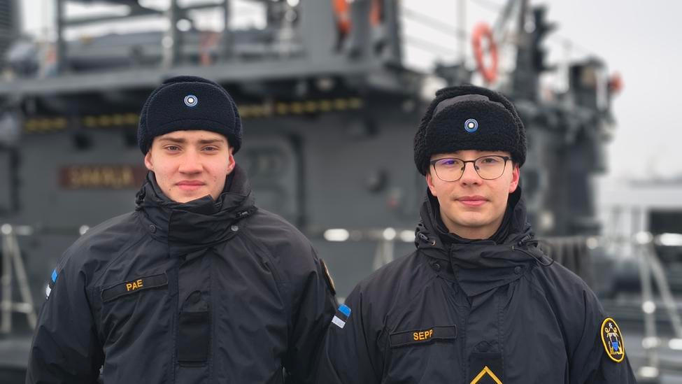 Námořník Sepp a námořník Pae pózují před minolovkou EML Sakala, kterou Estonci v roce 2005 koupili od britského Královského námořnictva. Tallinn, 27. února 2026.