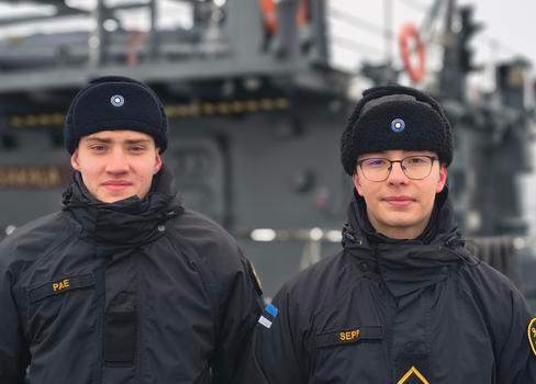 Námořník Sepp a námořník Pae pózují před minolovkou EML Sakala, kterou Estonci v roce 2005 koupili od britského Královského námořnictva. Tallinn, 27. února 2026.