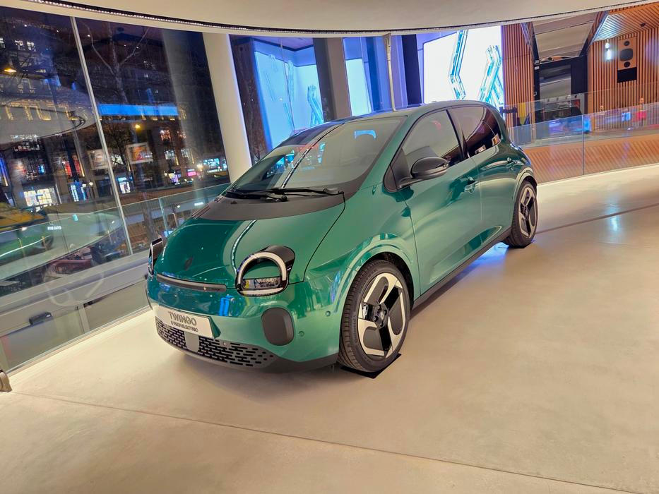 V hlavním showroomu Renaultu v Paříži na Champs-Elysées jsme poprvé důkladně prozkoumali nové Twingo.