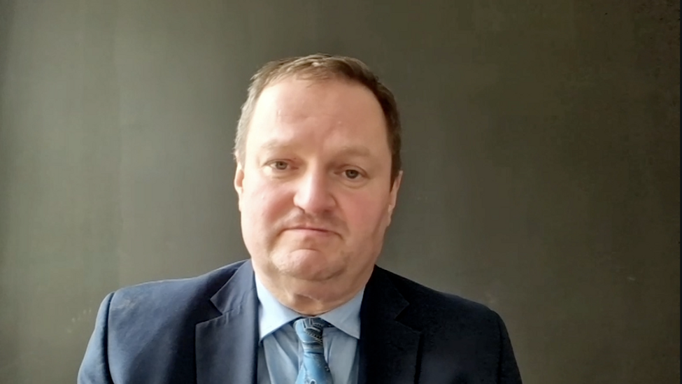 Ekonom Petr Bartoň v pořadu Spotlight News.