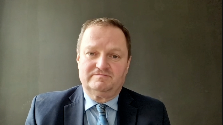 Ekonom Petr Bartoň v pořadu Spotlight News.