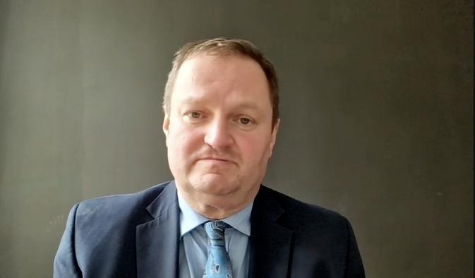 Ekonom Petr Bartoň v pořadu Spotlight News.